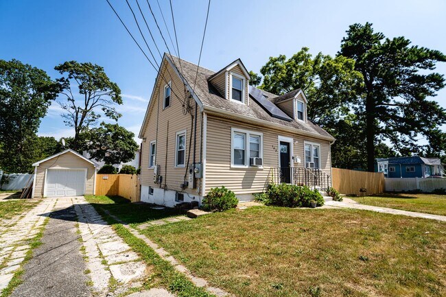 Building Photo - 183 Commack Rd