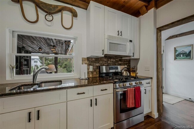 Building Photo - 5 Jessup Ln