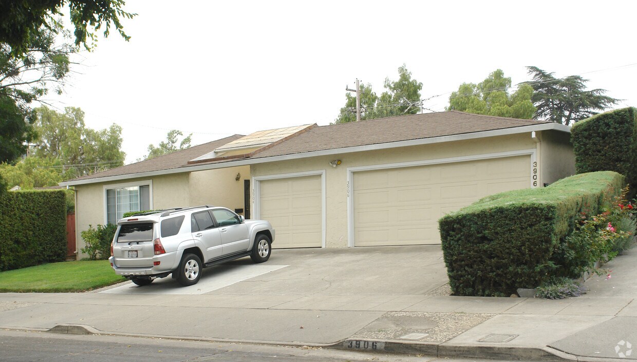 Foto del edificio - 3904-3906 Bismarck Dr
