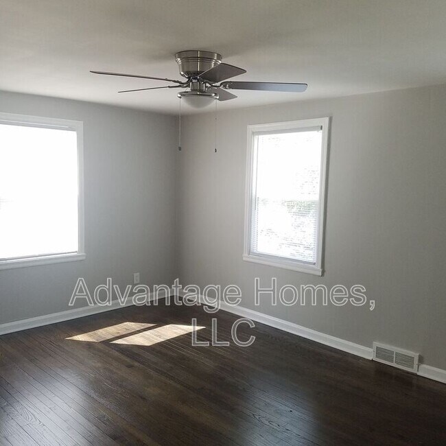 Foto del edificio - 413 E 63rd Terrace