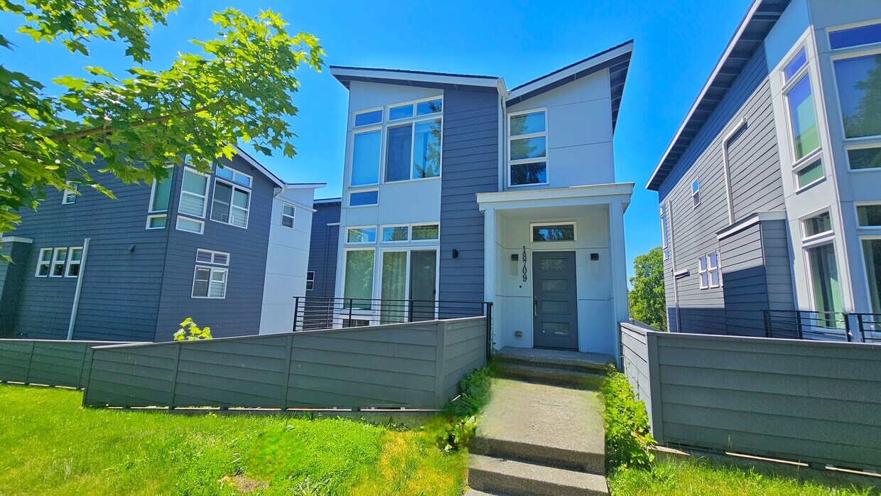 Primary Photo - 3 Bed 3.5 Bath Townhome in the Heart of Do...