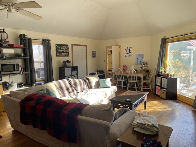 Foto del edificio - 484 Dry Bridge Rd