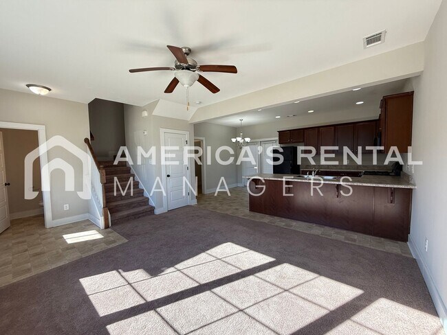 Foto del edificio - Townhome for Rent in Chelsea! COMING SOON!