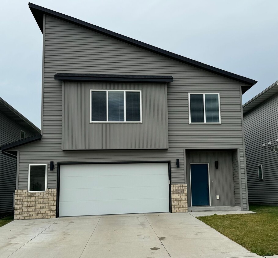 Foto principal - 4-bedroom, 3-bathroom West Fargo Single-Fa...