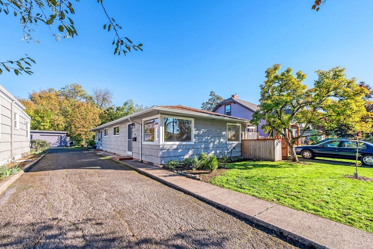 Primary Photo - 2 Bedroom/1 Bath with Garage duplex locate...