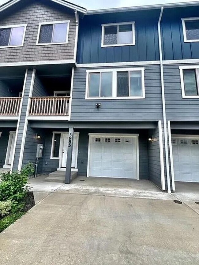 Foto del edificio - Modern 3BR / 2.5BA Townhome in Port Orchard – Spacious, Bright, and Conveniently Located