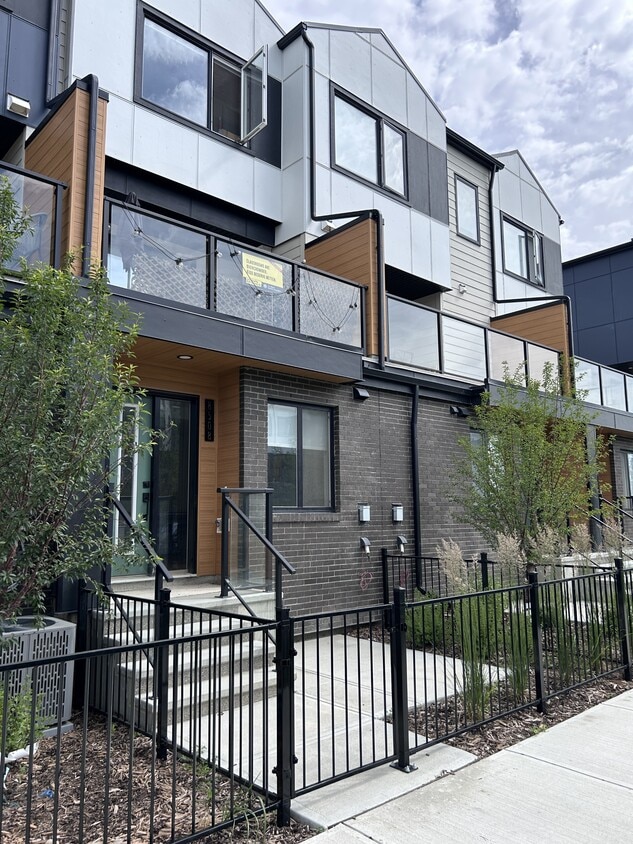 Primary Photo - 8508-8519 19 Ave SE