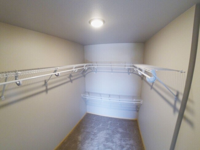 Foto del edificio - 2 & 3 Bedroom Units Available Now!
