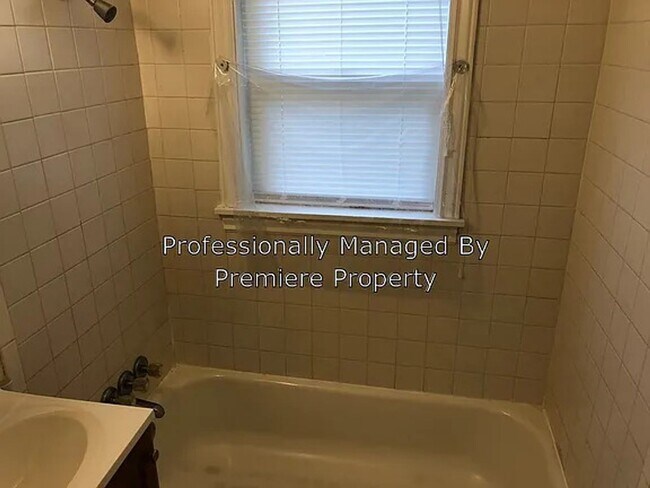 Building Photo - 2 Bed 1 Bath