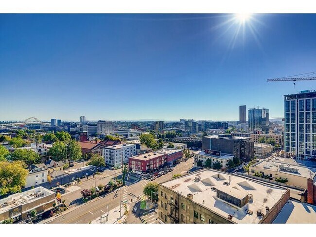 Foto del edificio - Fully Furnished Modern Condo with All Utilities Included in Goose Hollow!