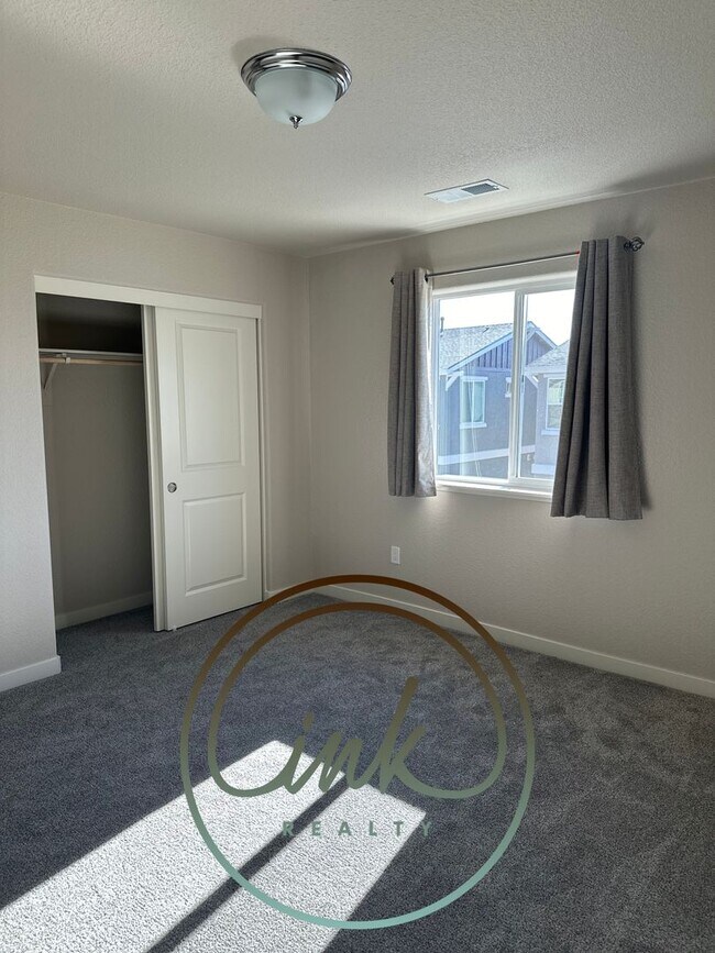 Building Photo - Carson Townhouse