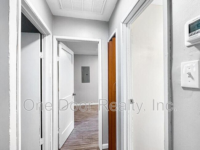 Building Photo - 416 Burbank St