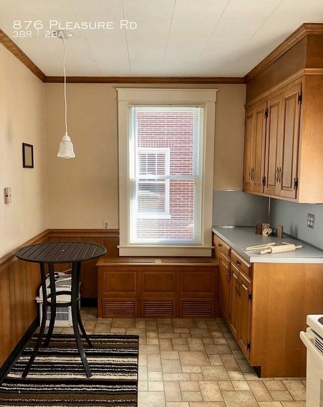 Breakfast nook - 876 Pleasure Rd