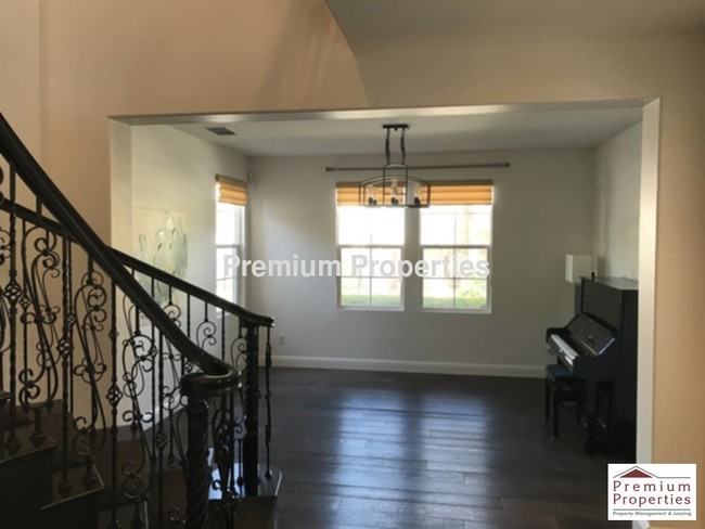 Building Photo - 5286 S Montecito Dr