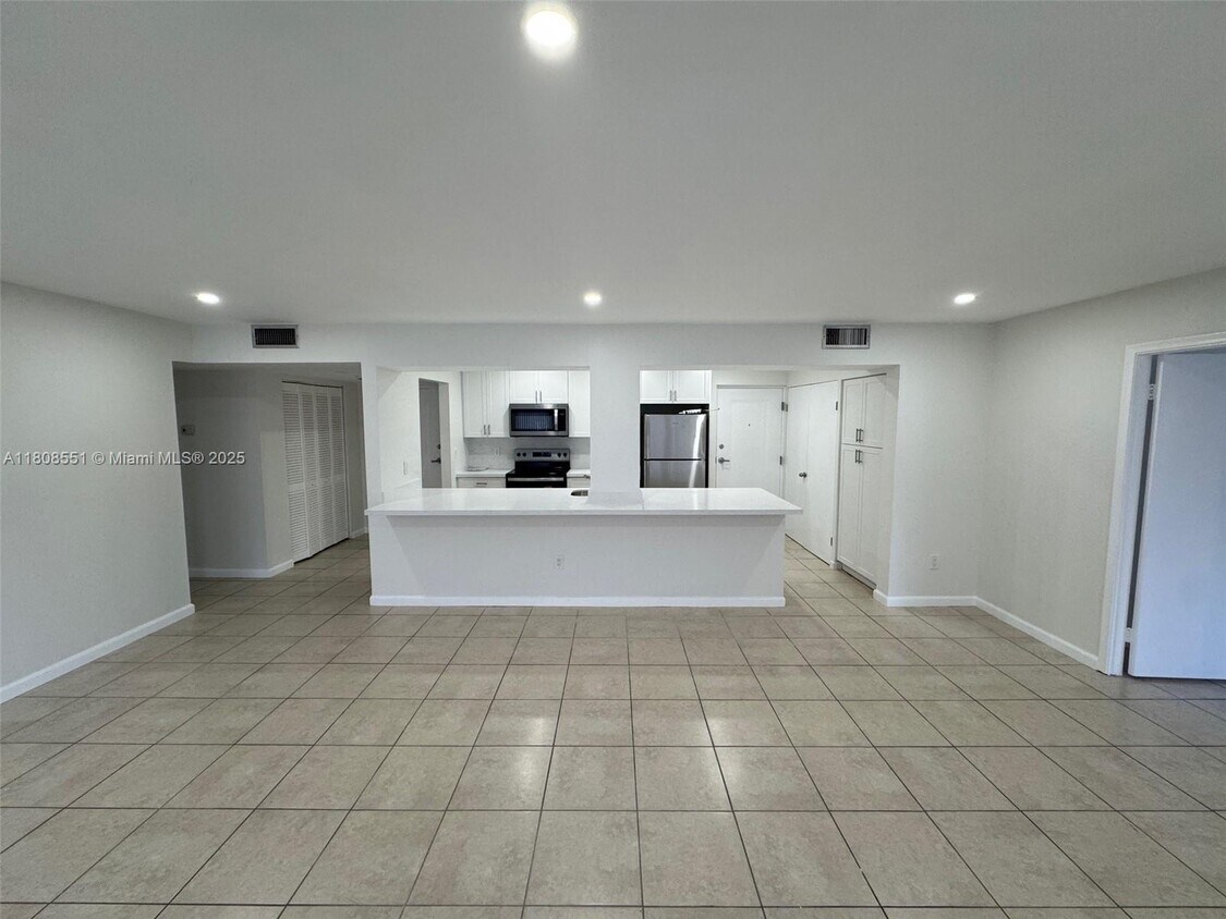 Primary Photo - 7700 Camino Real