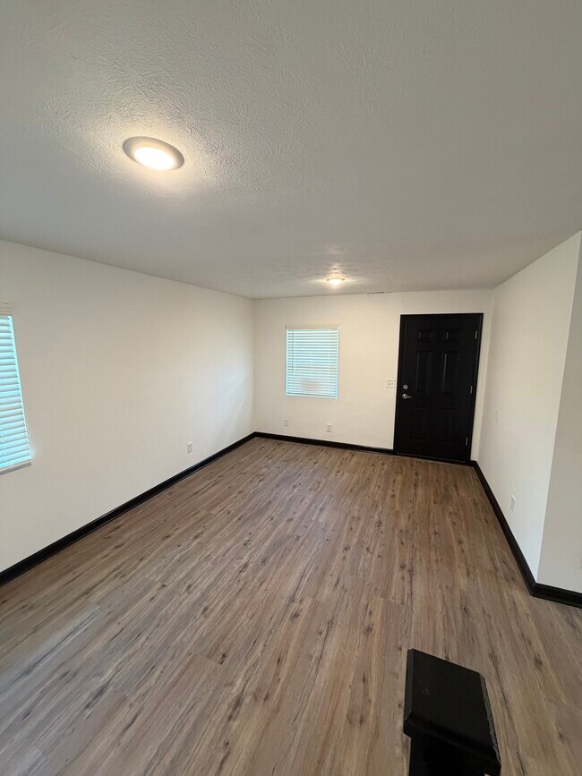 Building Photo - 2020 Val Vista Ct