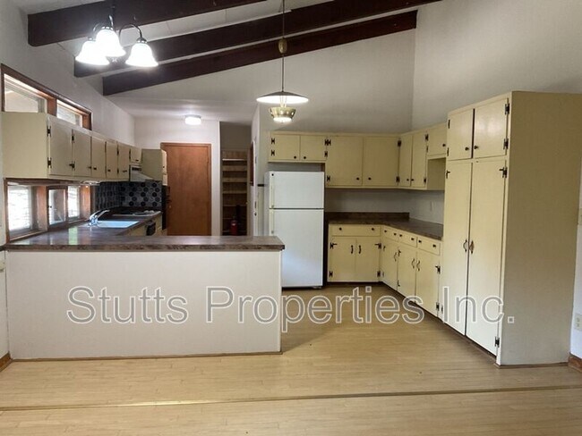Building Photo - 668 Simpson St