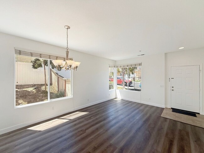 Building Photo - Beautiful 4B/3BA home in Vista for Rent!