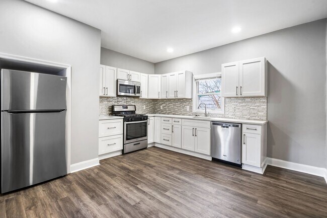 Building Photo - Updated Three Bedroom in the Heart of Alle...