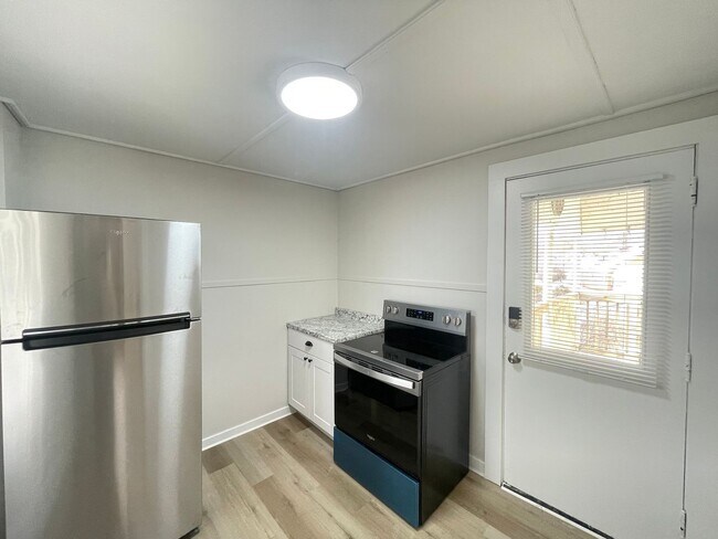 Building Photo - 16 Avon St