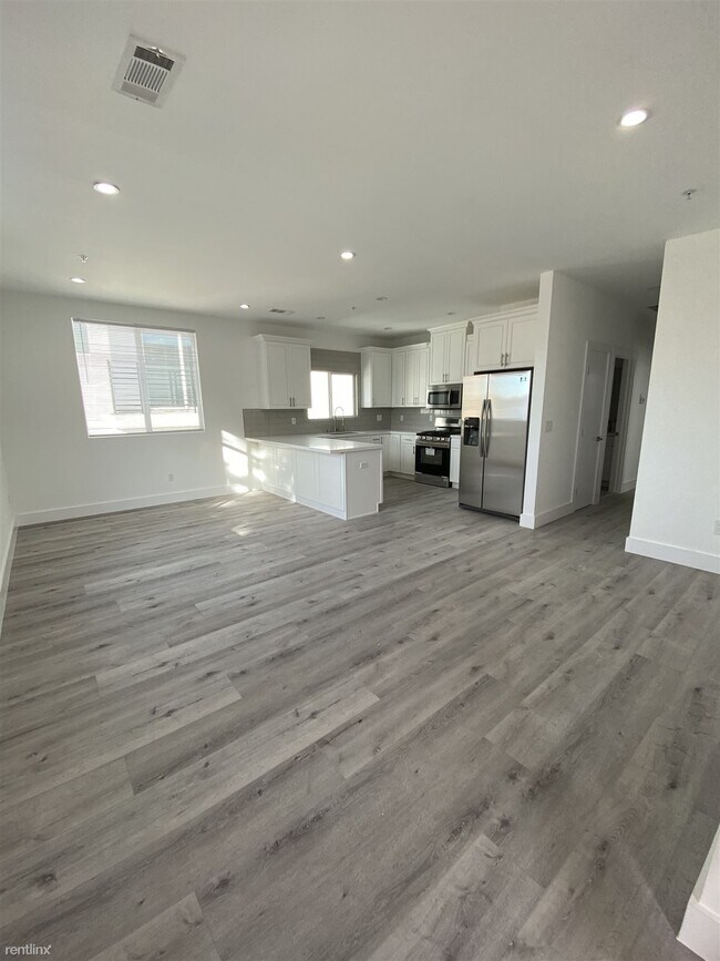 Building Photo - 7129 S La Cienega Blvd