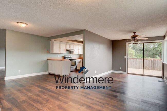 Building Photo - 3 bedroom 2 bath Home