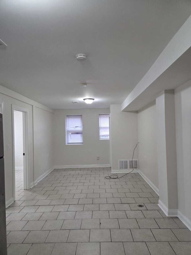Building Photo - 2416 S Sawyer Ave