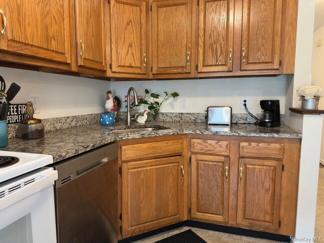 Building Photo - 1870 Baldwin Rd