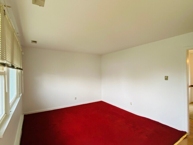 Foto del edificio - Very Spacious 3bdrm/1.5bath Tri-level Loca...