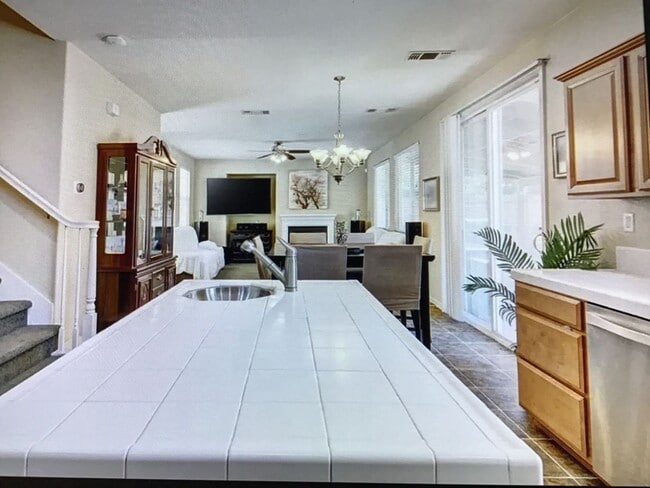 Foto del edificio - Two story pet friendly home for rent