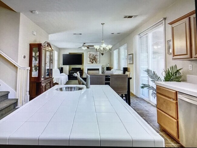 Foto del edificio - Two story Yuba City Home