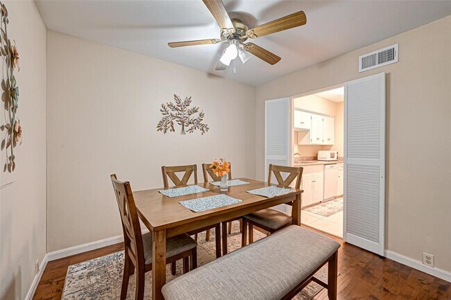 Building Photo - 2121 Fountain View Dr