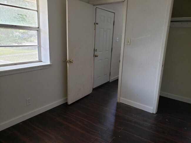 Building Photo - 356 W Martindale