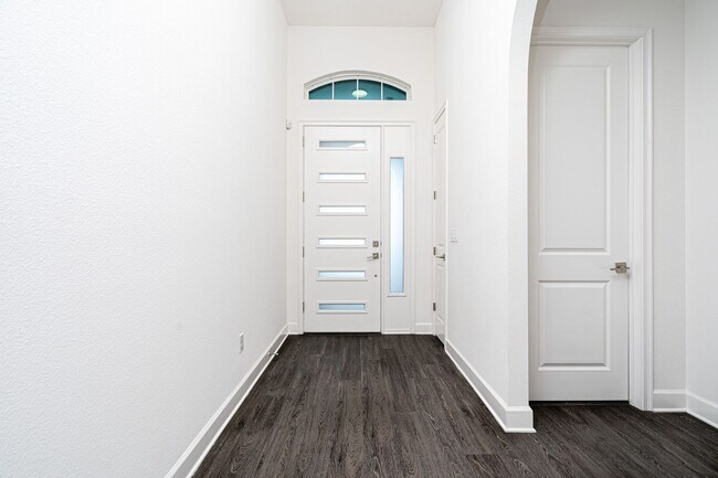 Foto del edificio - Luxurious Solar Powered 4 Bedroom, 3 Bath Waterfront Home with office & Upgrades Galore!