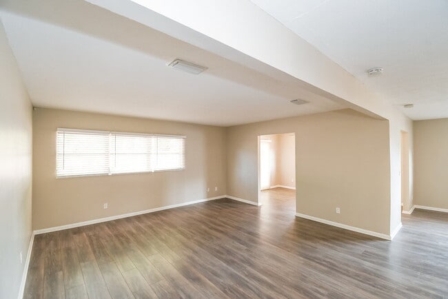 Building Photo - 5942 Jaguar Dr W