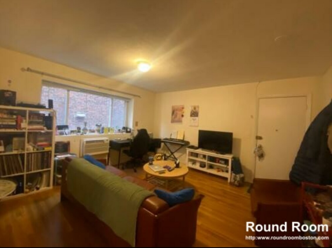 Building Photo - 200 Kelton St