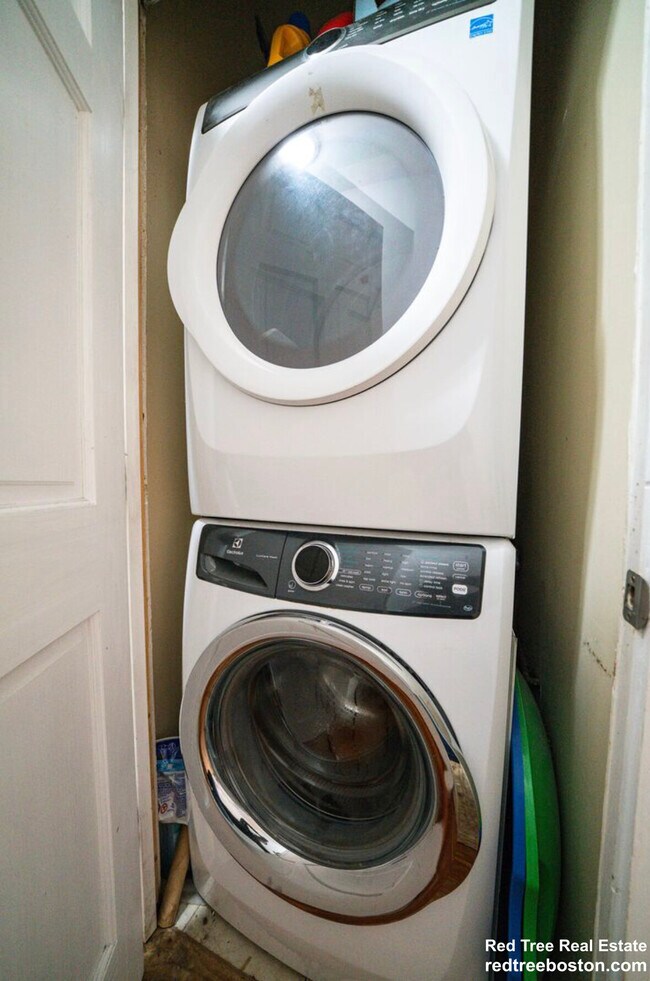 Building Photo - 133 St Alphonsus St