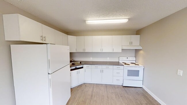 Building Photo - 9926-9105 105 Ave