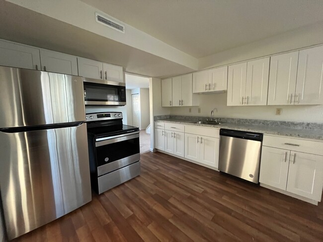 Cocina blanca 2BD TH - Holiday Park Apartments and Townhomes