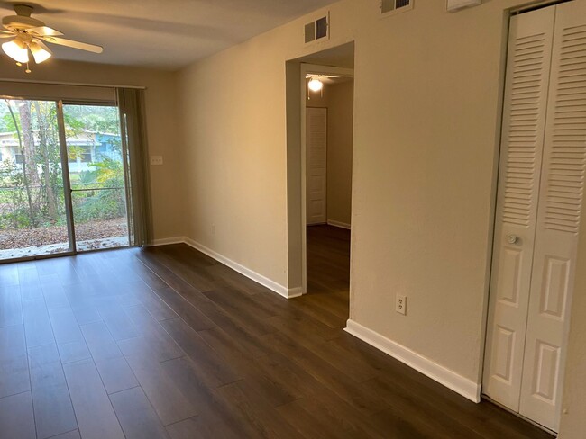 Building Photo - 3/2.5 Recently updated townhouse close to ...