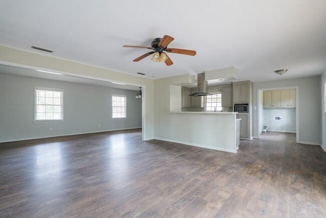 Building Photo - Spacious Brick Home with Modern Finishes i...