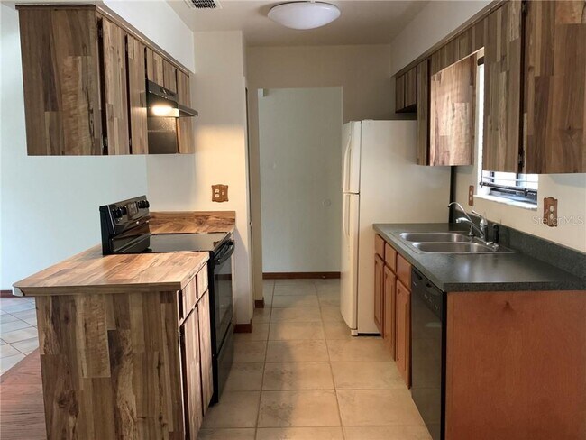 Building Photo - 303 Hidden Lake Dr