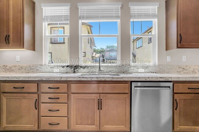 Foto del edificio - 16912 Laurel Hill Ln