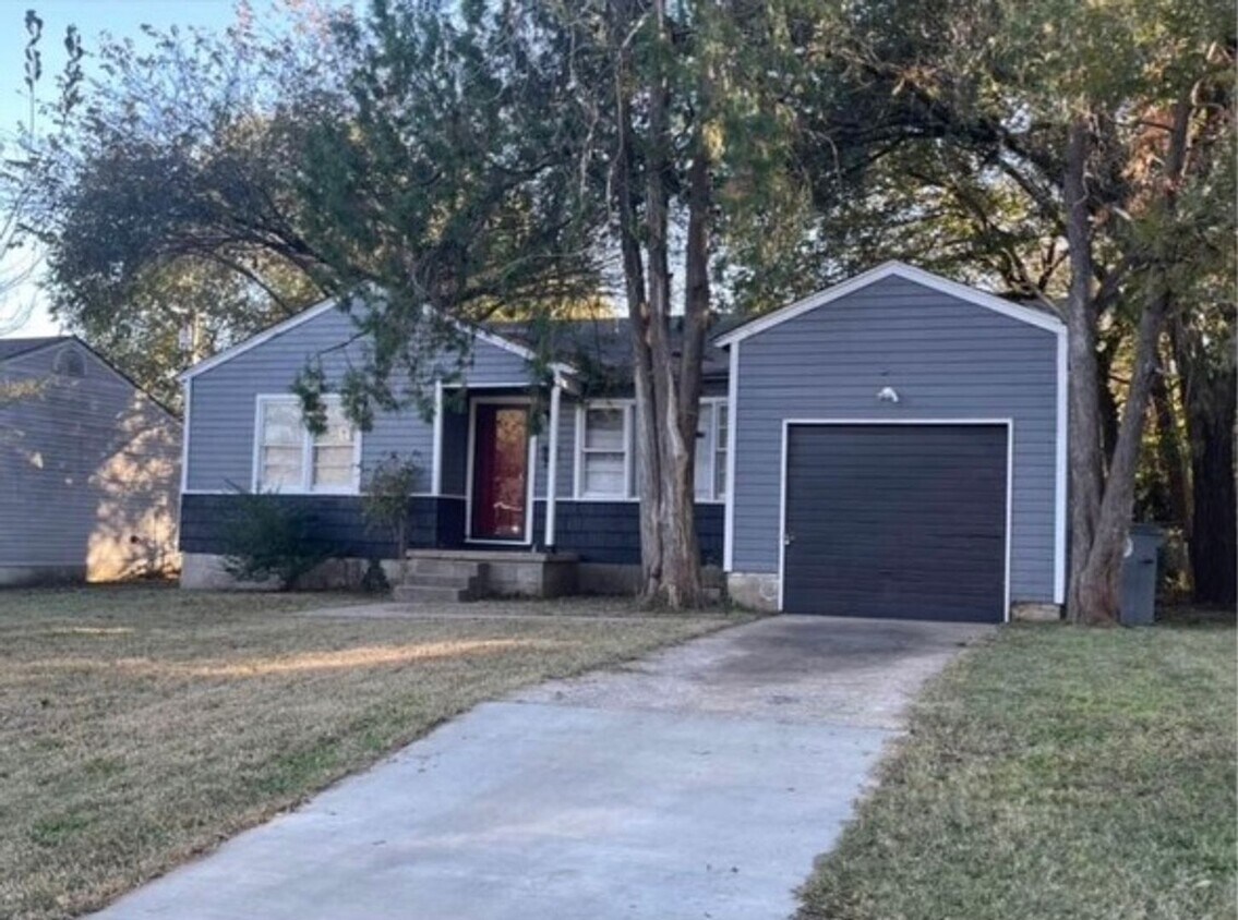 Foto principal - Newly remodeled 2-bedroom home near Downto...