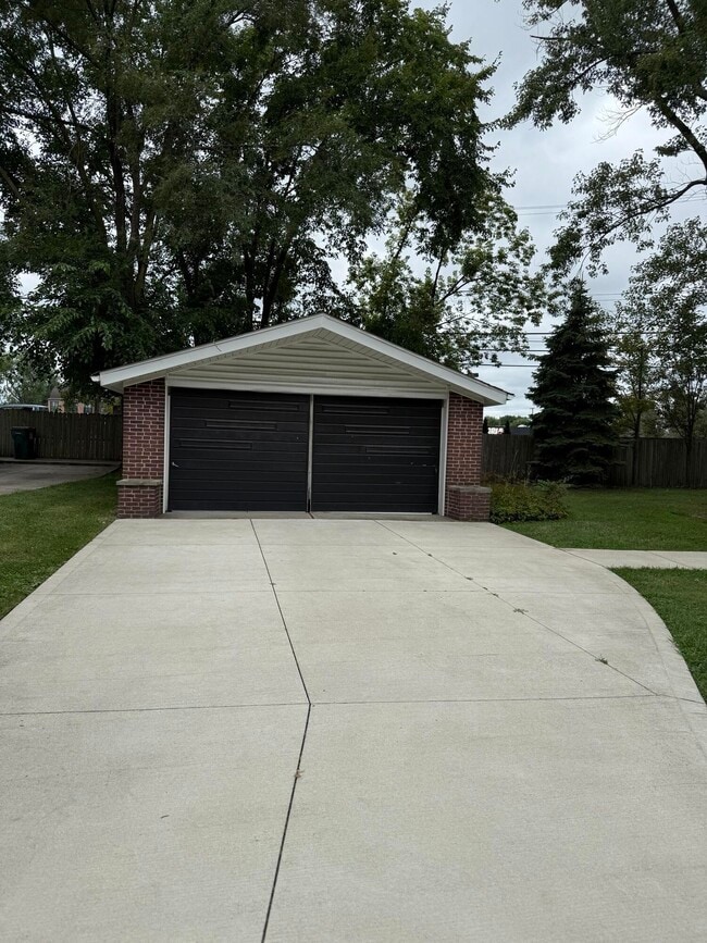 Building Photo - 1625 W Farnum Ave