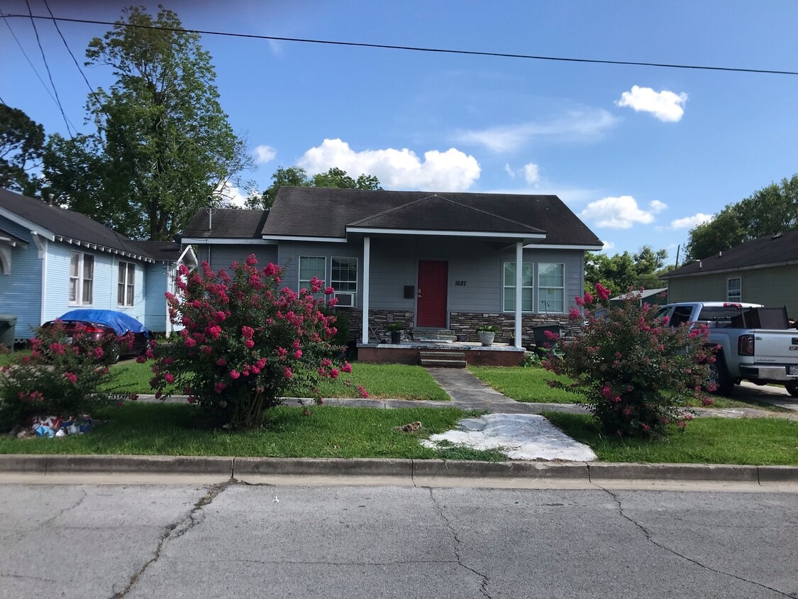 Front 1 - 1687 Cartwright St