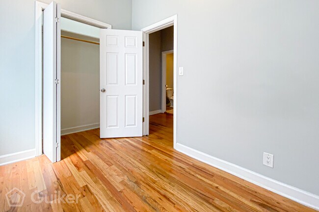 Foto del edificio - 2110 N Western Ave