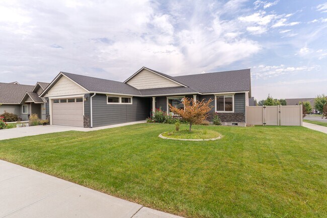 Foto del edificio - 3-bedroom, 2-bathroom home featuring an op...