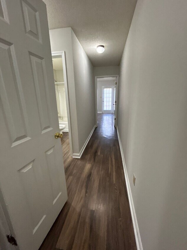 Primary Photo - Cozy 3 bedroom/2 Bath townhome with vaulte...