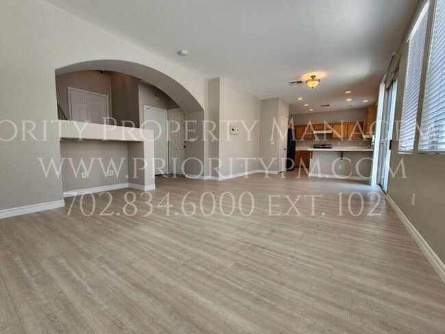 Building Photo - 3 Bedroom, 2 1/2 BATH SPACIOUS!~Updated Pa...